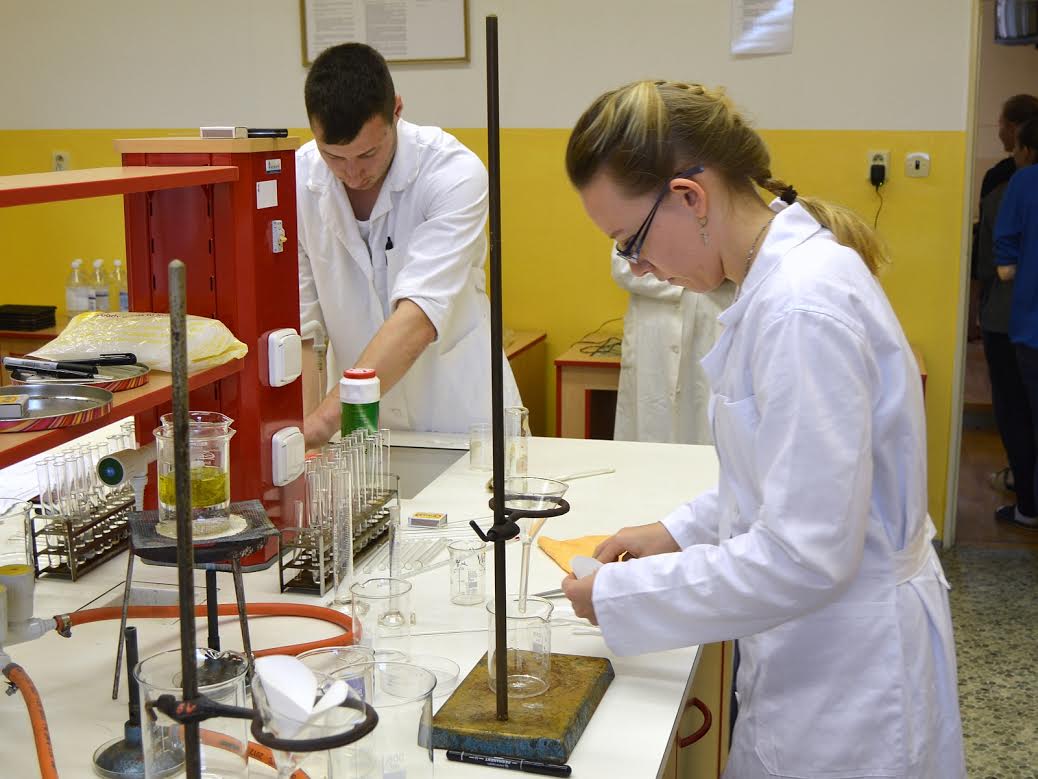 Studenti oktávy při praktické maturitě z chemie
